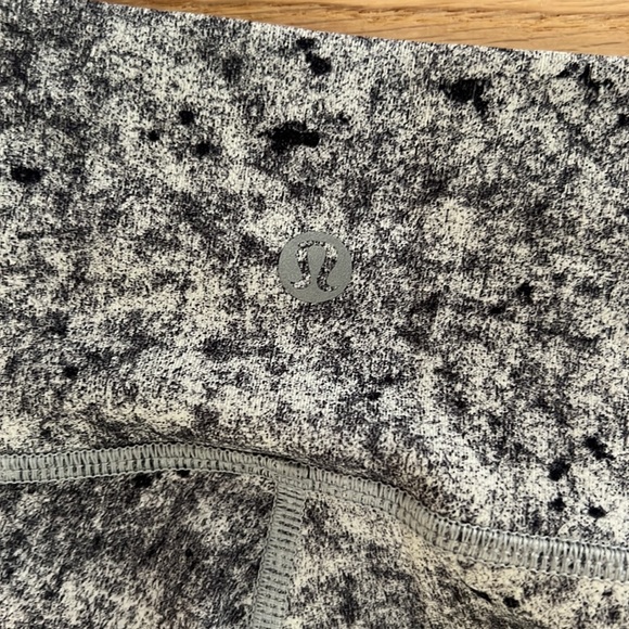 Gently Used Size 8 Lululemon Wunder Under Low-Rise Tight *Full-On Luxtreme 28" - Picture 3 of 5